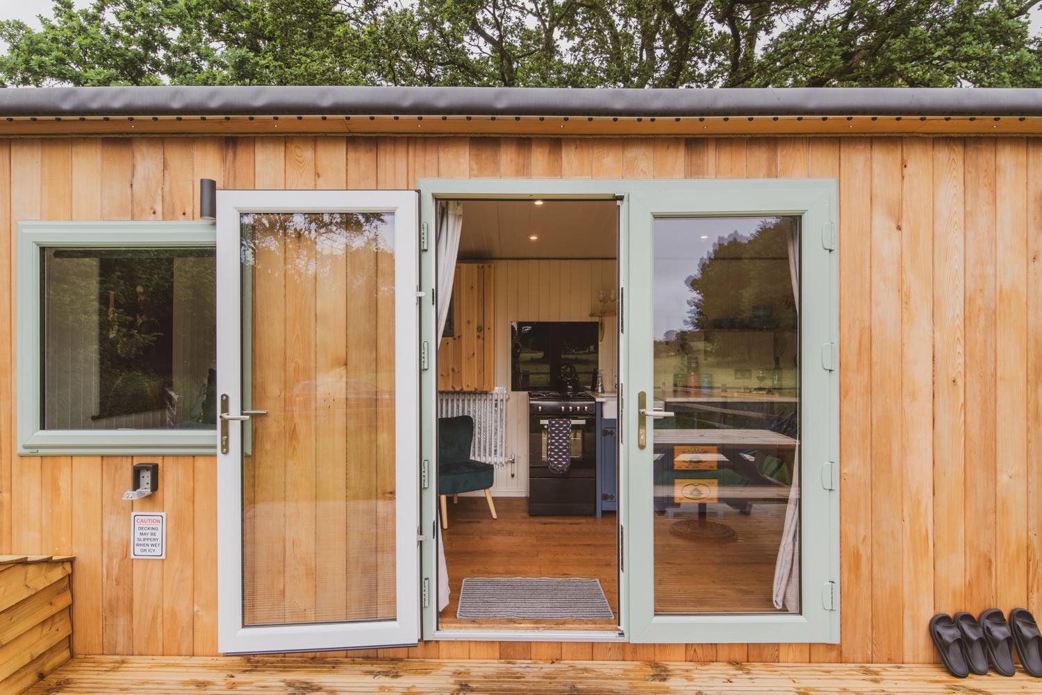 Hidden Wood Glamping And The Hideaway Cabin 沃明斯特 外观 照片