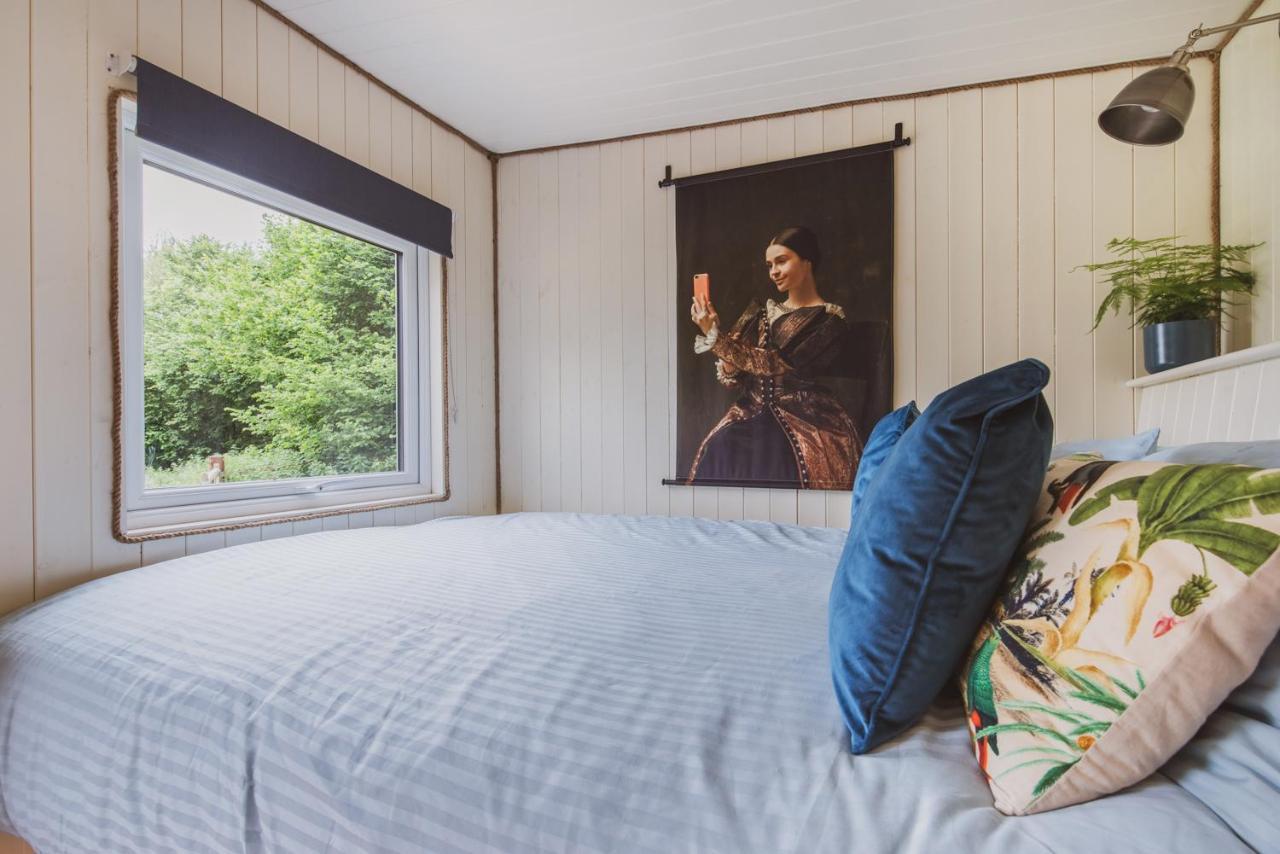 Hidden Wood Glamping And The Hideaway Cabin 沃明斯特 外观 照片