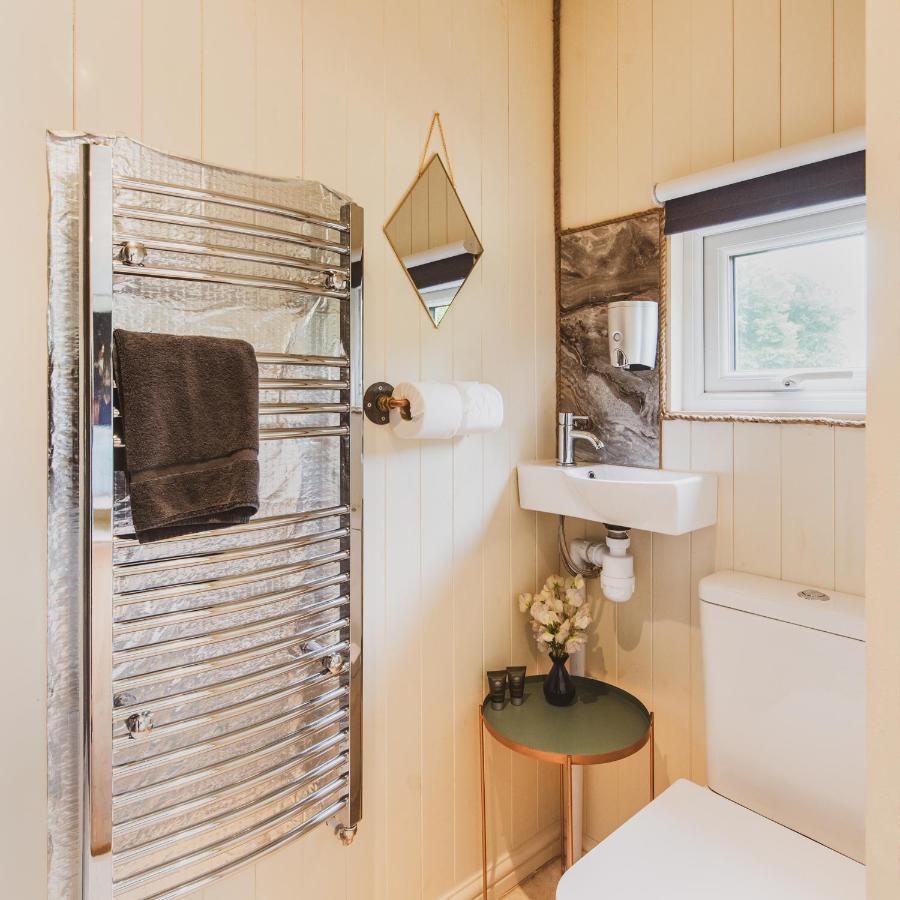 Hidden Wood Glamping And The Hideaway Cabin 沃明斯特 外观 照片